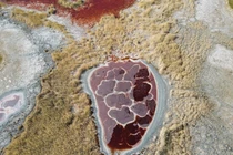 Video: Hồ nước đỏ thẫm có hình dáng tựa trái tim đang đập giữa sa mạc