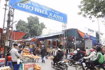 Mặc cả khi mua hàng, nữ sinh bị chủ shop chợ Nhà Xanh hành hung