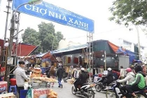 Mặc cả khi mua hàng, nữ sinh bị chủ shop chợ Nhà Xanh hành hung