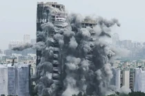 Video: Đánh sập tòa “tháp đôi” xây dựng trái phép chỉ trong tích tắc