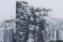 Video: Đánh sập tòa “tháp đôi” xây dựng trái phép chỉ trong tích tắc