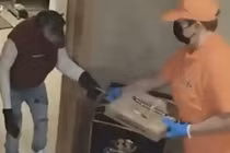 Video: Giao pizza, shipper “chạy mất dép” khi gặp vị khách đặc biệt này