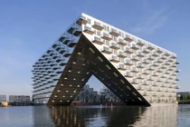 Video: Độc đáo tòa nhà thiết kế hình mũi tàu nổi trên mặt nước