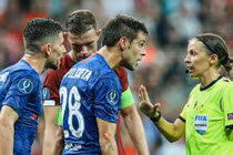 Nữ trọng tài đầu tiên làm nhiệm vụ tại World Cup 2022 là ai?