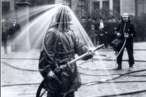 Video: Bộ đồ độc đáo của người lính cứu hỏa những năm 1900
