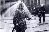 Video: Bộ đồ độc đáo của người lính cứu hỏa những năm 1900