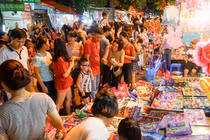 Video: Biển người đổ về phố Hàng Mã chơi Trung Thu sớm dịp cuối tuần