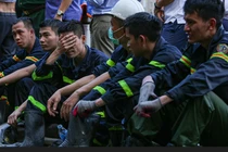 Video: Đồng đội bật khóc khi thi thể 3 chiến sĩ được đưa ra khỏi đám cháy