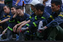 Video: Đồng đội bật khóc khi thi thể 3 chiến sĩ được đưa ra khỏi đám cháy