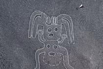 Bí ẩn chưa có lời giải về những hình vẽ “ngoằn ngoèo” giữa sa mạc