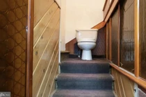 Video: Căn nhà kỳ quặc vì đặt nhà vệ sinh giữa cầu thang