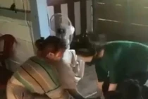 Nữ sinh bị nhóm bạn lột áo, đánh hội đồng gây phẫn nộ