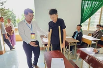 Cảm động hình ảnh Giám đốc Sở cùng công an hỗ trợ thí sinh đặc biệt