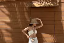 Tham khảo thời trang du lịch trẻ trung của Yến Trang