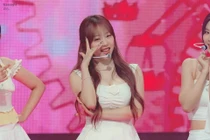 Nữ ca sĩ Hàn gặp sự cố trang phục 