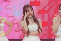 Nữ ca sĩ Hàn gặp sự cố trang phục 