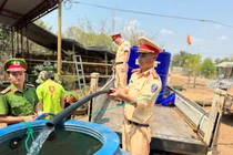 Bộ đội, Công an mang nước sạch tận nhà ứng cứu huyện vùng biên 