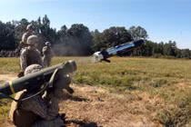 Video: Cận cảnh lính Ukraine phục kích xe tăng Nga