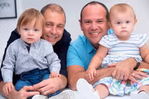 Kỳ quặc cặp song sinh có hai người bố khác biệt