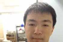 Rợn người rết khổng lồ bò trên người thanh niên