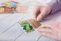 "Sốc nặng" những trường hợp "độc" nhận “tiền từ trên trời rơi xuống“