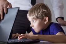 Cách tìm ra trẻ đăng gì trên Facebook, an toàn hay không?