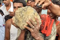 Thiên thạch to bằng quả bóng vừa rơi ruộng lúa