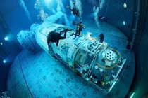 Khám phá "choáng" bể bơi của phi hành gia