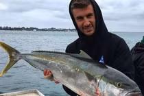 Mổ bụng cá hồng, ngư dân tìm thấy món quà không ngờ