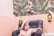 Con gái siêu mẫu Hà Anh biểu cảm hưởng thụ dịch vụ chăm sóc sang chảnh