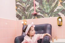 Con gái siêu mẫu Hà Anh biểu cảm hưởng thụ dịch vụ chăm sóc sang chảnh