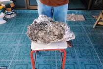 Nhặt rác trên bãi biển, sững sờ nhặt được vật quý 16,7 tỉ đồng