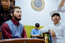 Hoài Lâm lộ diện với râu tóc bù xù, làm nhân viên phục vụ