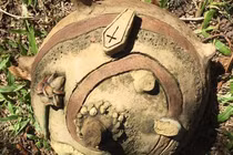 Đào được vật lạ hình quan tài kỳ quái, chủ nhà tái mặt