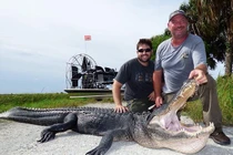 Hãi hùng thợ săn bị ngoạm mất xương tay khi gỡ bẫy cá sấu