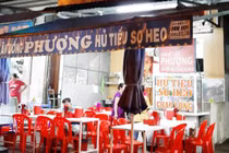 Cà Mau: Xã đội trưởng cầm gỗ đập vỡ kính xe biển xanh chắn lối