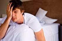 Thiếu ngủ, bơ phờ vì hàng xóm "yêu" suốt ngày