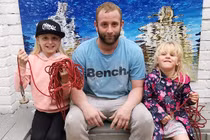 Đi câu bằng nam châm, người đàn ông vớ ngay thứ chết người