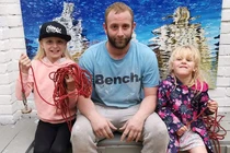 Đi câu bằng nam châm, người đàn ông vớ ngay thứ chết người