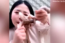 Kinh dị bạch tuộc quyết liệt "cắn xé" cô gái định ăn nó