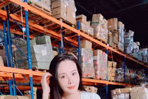 Nữ nhân viên xếp hàng trong kho gây náo loạn vì quá gợi cảm