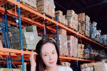 Nữ nhân viên xếp hàng trong kho gây náo loạn vì quá gợi cảm