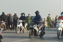 Người phụ nữ bỏ lại Camry trên cầu Vĩnh Tuy, nhảy xuống sông Hồng tự tử