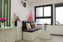 Căn hộ búp bê của nữ gia chủ yêu màu xanh và hồng, dùng thùng gỗ làm giường