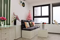 Căn hộ búp bê của nữ gia chủ yêu màu xanh và hồng, dùng thùng gỗ làm giường