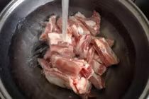 Chần sườn heo với nước chưa đủ, phải thêm 1 bước mới hết hôi tanh