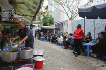 Hàng gà tần vỉa hè bán cả nghìn suất mỗi ngày