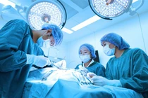 Quý bà Hà Nội 'choáng' vì vỡ túi độn ngực, nghi ung thư vú