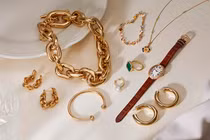 Mua trang sức vàng tặng mẹ chồng, lại nằm trên tay chị dâu