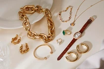 Mua trang sức vàng tặng mẹ chồng, lại nằm trên tay chị dâu